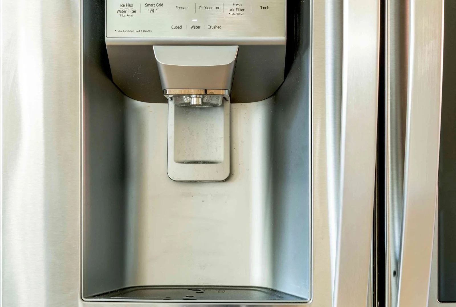 Clear water dispensing from a refrigerator into a glass for a troubleshooting guide.